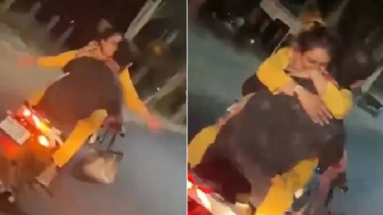 ചീറിപ്പായുന്ന ബൈക്കിലിരുന്ന് പ്രണയ പ്രകടനം; പണികൊടുത്ത് പൊലീസ് ചീറിപ്പായുന്ന ബൈക്കിലിരുന്ന് പ്രണയ പ്രകടനം; പണികൊടുത്ത് പൊലീസ്