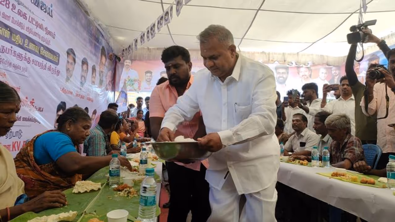 பசி தினத்தை முன்னிட்டு ஆதரவற்றோருக்கு பல்வேறு இடங்களில் உணவு வழங்கிய விஜய் ரசிகர்கள் மற்றும் கட்சியினர்! பசி தினத்தை முன்னிட்டு ஆதரவற்றோருக்கு பல்வேறு இடங்களில் உணவு வழங்கிய விஜய் ரசிகர்கள் மற்றும் கட்சியினர்!