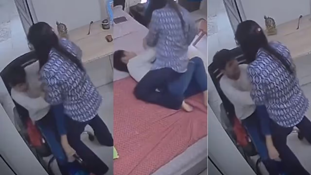 Shocking Video: ಪುತ್ರನ ಎದೆ ಮೇಲೆ ಕುಳಿತು ತಾಯಿಯಿಂದ ಹಲ್ಲೆ; ದೂರು ಕೊಟ್ಟ ತಂದೆಗೆ ಶಾಕ್ ಕೊಟ್ಟ ಮಗ Shocking Video: ಪುತ್ರನ ಎದೆ ಮೇಲೆ ಕುಳಿತು ತಾಯಿಯಿಂದ ಹಲ್ಲೆ; ದೂರು ಕೊಟ್ಟ ತಂದೆಗೆ ಶಾಕ್ ಕೊಟ್ಟ ಮಗ