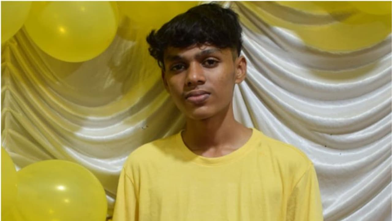 സ്വകാര്യ ബസ് ബൈക്കിലിടിച്ച് വിദ്യാര്‍ത്ഥി റോഡില്‍ വീണു; അതേ ബസ് കയറി ദാരുണാന്ത്യം