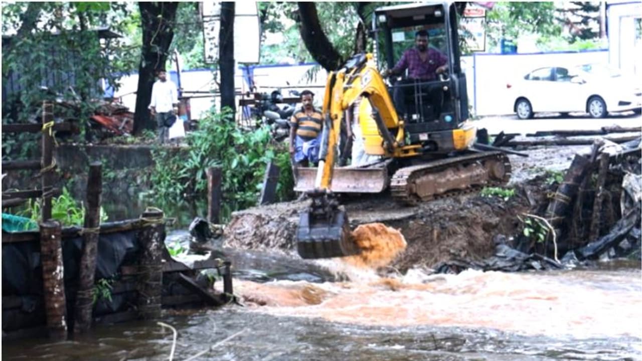  തോരാതെ പെയ്ത മഴയിൽ താഴ്ന്ന പ്രദേശങ്ങൾ വെള്ളത്തിനടിയിൽ; വീടുകളിൽ വെള്ളം കയറി, ദുരിതാശ്വാസ ക്യാമ്പ് തുടങ്ങി