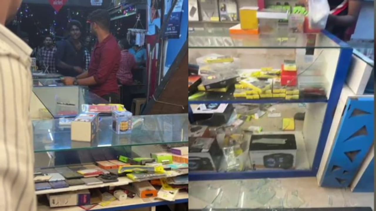 ഫോണിന്‍റെ സ്ക്രീൻ ഗാര്‍ഡ് ഒട്ടിക്കാനെത്തി; മൊബൈല്‍ കടയില്‍ വടിവാള്‍ വീശി യുവാക്കളുടെ അതിക്രമം