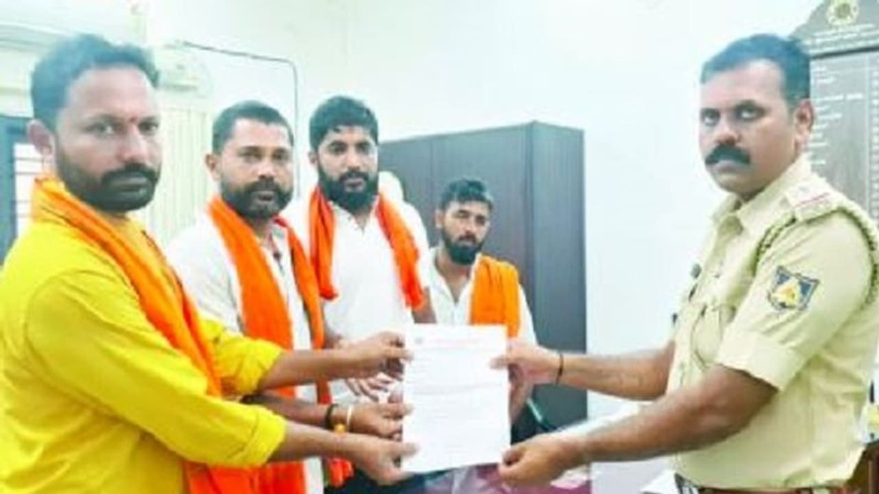 ಮಂಗಳೂರಲ್ಲಿ ರಸ್ತೆಯಲ್ಲೇ ನಮಾಜ್ ವಿವಾದ ಮಂಗಳೂರಲ್ಲಿ ರಸ್ತೆಯಲ್ಲೇ ನಮಾಜ್ ವಿವಾದ