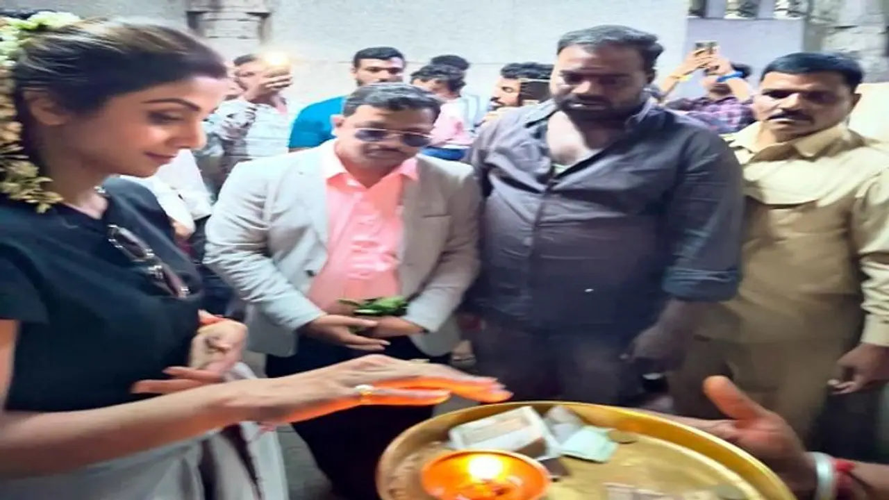 ಮೈಸೂರು: ನಂಜನಗೂಡು ದೇಗುಲದಲ್ಲಿ ನಟಿ ಶಿಲ್ಪಾ ಶೆಟ್ಟಿ ಧ್ಯಾನ, ಪೂಜೆ ಮೈಸೂರು: ನಂಜನಗೂಡು ದೇಗುಲದಲ್ಲಿ ನಟಿ ಶಿಲ್ಪಾ ಶೆಟ್ಟಿ ಧ್ಯಾನ, ಪೂಜೆ