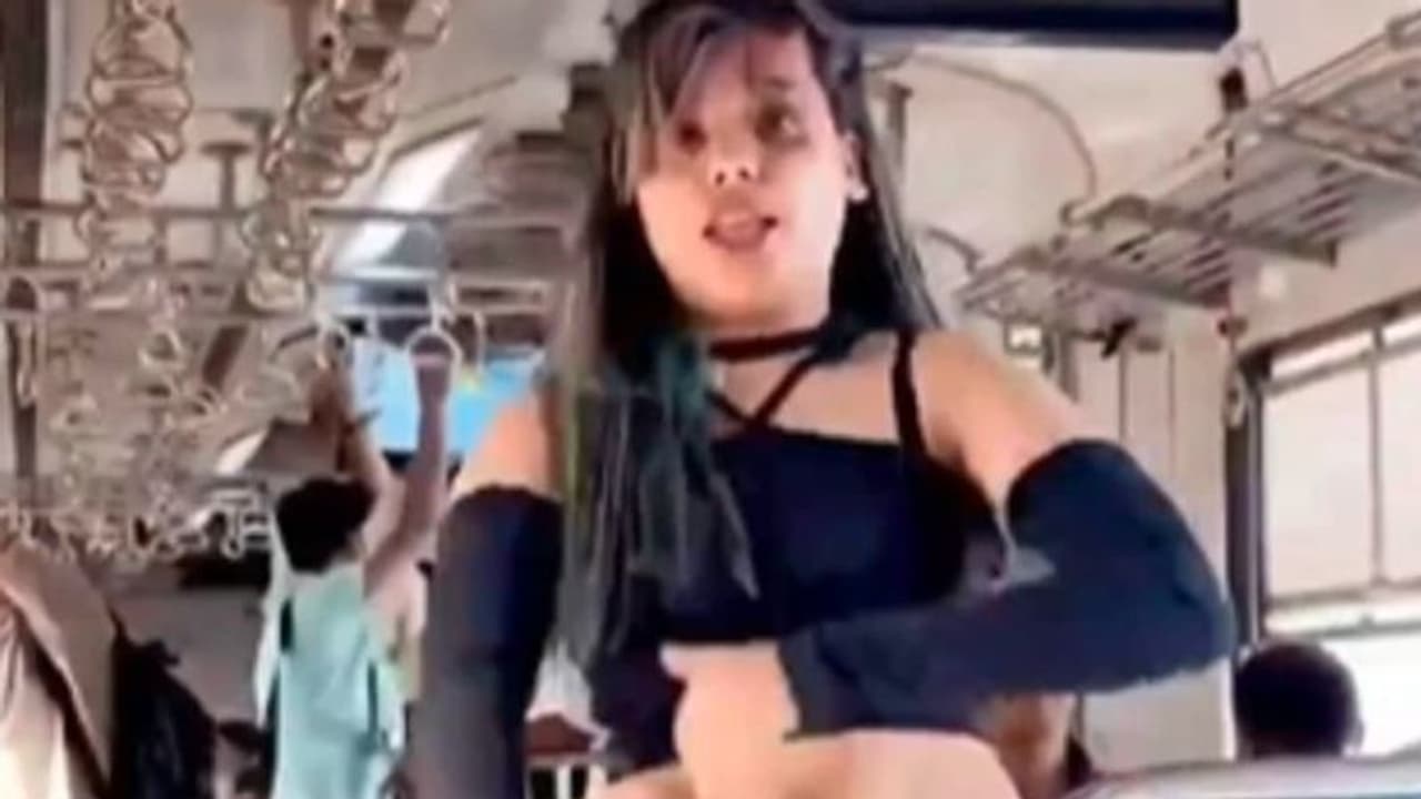 ರೈಲಿನಲ್ಲಿ ಅಶ್ಲೀಲವಾಗಿ ಡ್ಯಾನ್ಸ್ ಮಾಡಿ ಪ್ರಯಾಣಿಕರಿಗೆ ಕಿರಿಕಿರಿ, ಯುವತಿಯ ಬಗ್ಗೆ ನೆಟ್ಟಿಗರ ಆಕ್ರೋಶ! ರೈಲಿನಲ್ಲಿ ಅಶ್ಲೀಲವಾಗಿ ಡ್ಯಾನ್ಸ್ ಮಾಡಿ ಪ್ರಯಾಣಿಕರಿಗೆ ಕಿರಿಕಿರಿ, ಯುವತಿಯ ಬಗ್ಗೆ ನೆಟ್ಟಿಗರ ಆಕ್ರೋಶ!