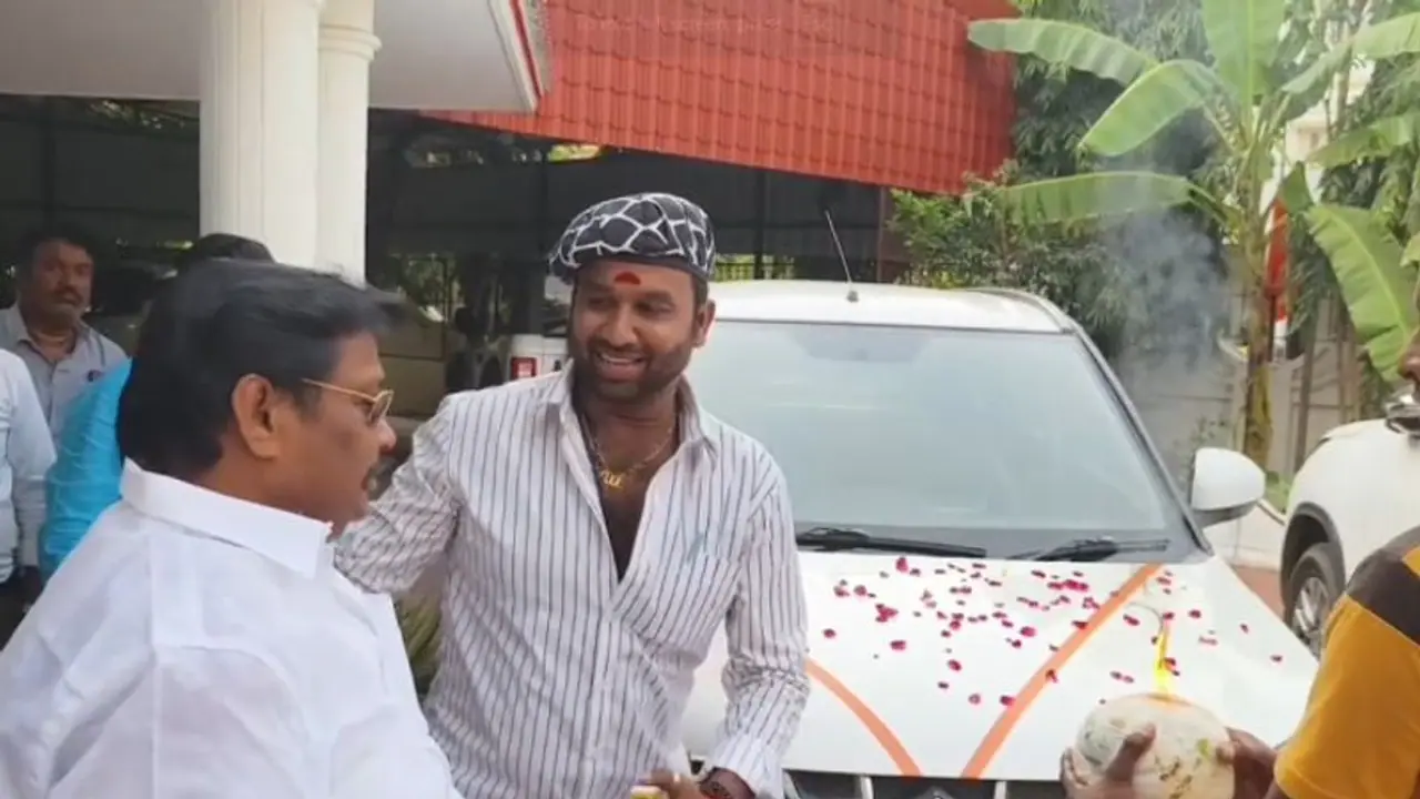 Cool Suresh : ஆட்டோவில் வந்த கூல் சுரேஷுக்கு காரை பரிசாக அளித்து இன்ப அதிர்ச்சி கொடுத்த பிரபலம் Cool Suresh : ஆட்டோவில் வந்த கூல் சுரேஷுக்கு காரை பரிசாக அளித்து இன்ப அதிர்ச்சி கொடுத்த பிரபலம்