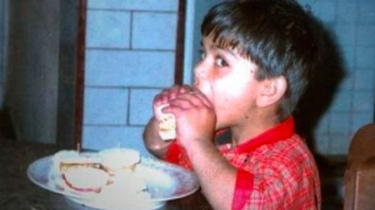 ಫಿಟ್ನೆಸ್ ಬಗ್ಗೆ ಸಿಕ್ಕಾಪಟ್ಟೆ ಕಾಳಜಿ ಇರೋ ಈ ಕ್ರಿಕೆಟಿಗ ಬಾಲ್ಯದಲ್ಲಿ ಹೇಗೆ ಬರ್ಗರ್ ತಿನ್ತಿದ್ರು ನೋಡಿ! ಫಿಟ್ನೆಸ್ ಬಗ್ಗೆ ಸಿಕ್ಕಾಪಟ್ಟೆ ಕಾಳಜಿ ಇರೋ ಈ ಕ್ರಿಕೆಟಿಗ ಬಾಲ್ಯದಲ್ಲಿ ಹೇಗೆ ಬರ್ಗರ್ ತಿನ್ತಿದ್ರು ನೋಡಿ!