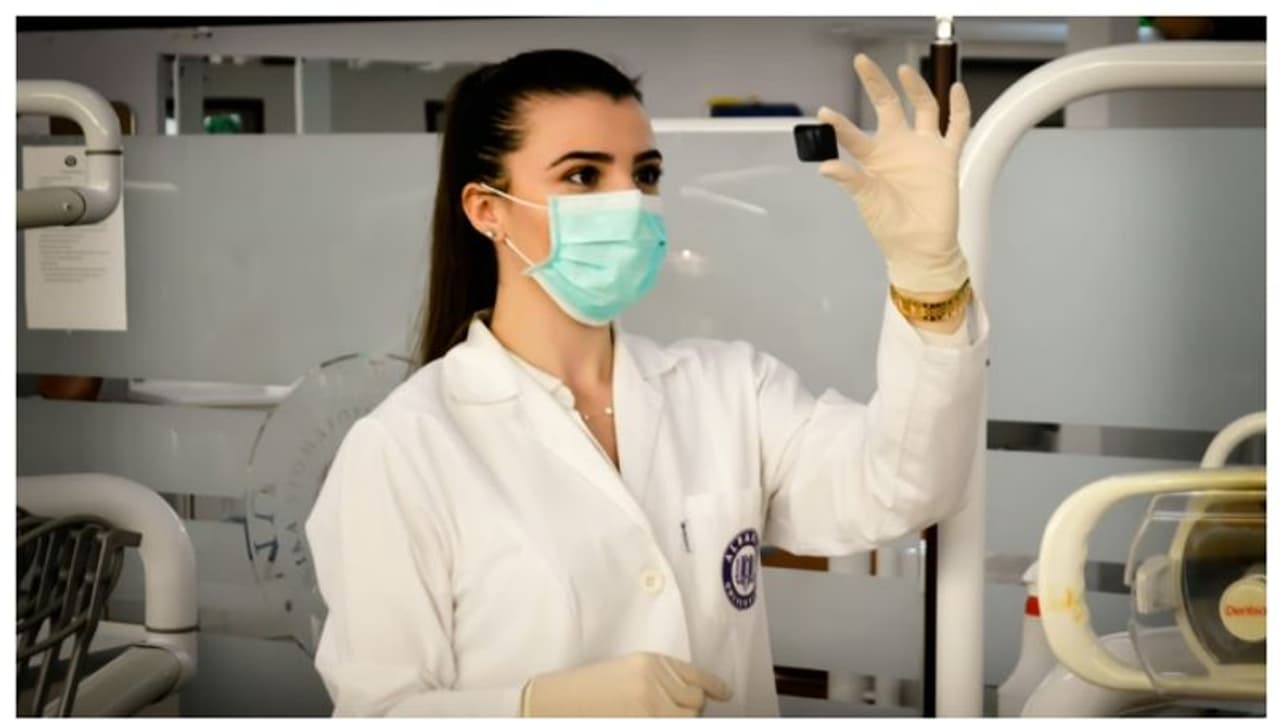 ಗರ್ಭಿಣಿ ಸತ್ತಿದ್ದಕ್ಕೆ ನರ್ಸ್ ಅನ್ನು ಮಹಡಿಯಿಂದ ಎಸೆದು ಕುಟುಂಬಸ್ಥರ ಸೇಡು! ಗರ್ಭಿಣಿ ಸತ್ತಿದ್ದಕ್ಕೆ ನರ್ಸ್ ಅನ್ನು ಮಹಡಿಯಿಂದ ಎಸೆದು ಕುಟುಂಬಸ್ಥರ ಸೇಡು!