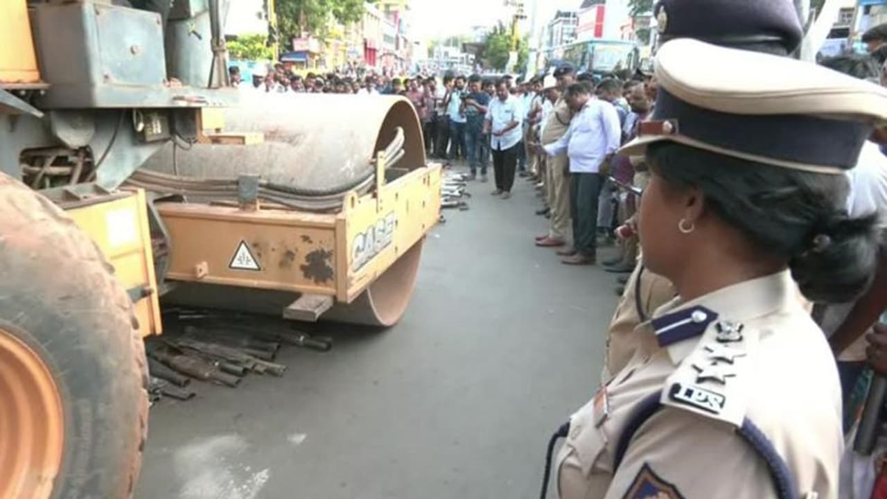 ಕರ್ಕಶ ಸೌಂಡ್ ಮಾಡುವ ಪೋಕರಿಗಳಿಗೆ ಬಿತ್ತು ಶಾಕ್: ಬೈಕ್​ಗಳ ಸೈಲೆನ್ಸರ್ ನಾಶ ಮಾಡಿದ ಪೊಲೀಸರು!