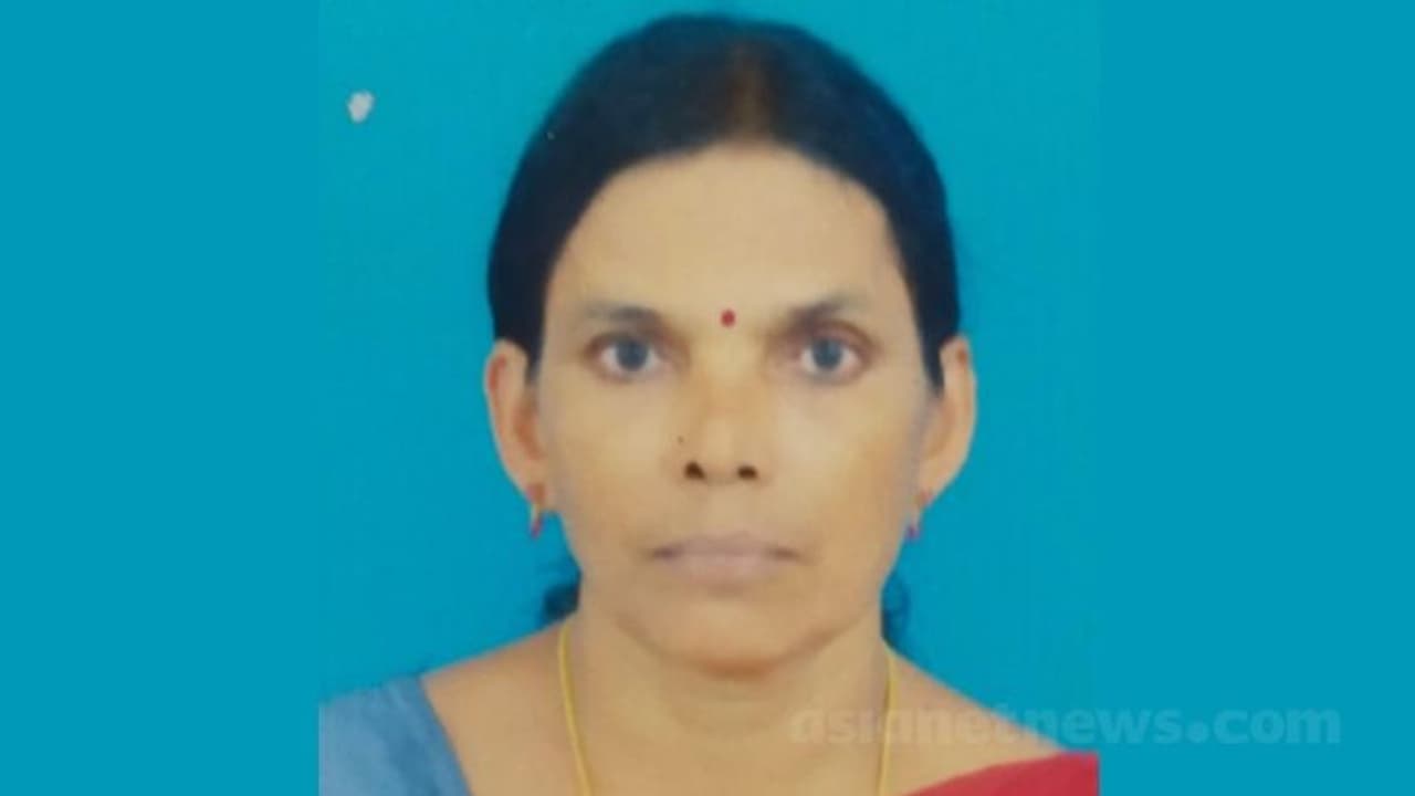 ബൈക്കിന്റെ പിറകിലിരുന്ന് കുട നിവർത്തി; റോഡിൽ വീണ് ഹോട്ടൽ ജീവനക്കാരി മരിച്ചു ബൈക്കിന്റെ പിറകിലിരുന്ന് കുട നിവർത്തി; റോഡിൽ വീണ് ഹോട്ടൽ ജീവനക്കാരി മരിച്ചു