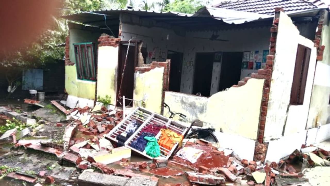 ശക്തമായ കാറ്റിലും മഴയിലും വീടിന്റെ മുൻഭാഗം തകർന്നു, ദമ്പതികൾ അത്ഭുതകരമായി രക്ഷപ്പെട്ടു ശക്തമായ കാറ്റിലും മഴയിലും വീടിന്റെ മുൻഭാഗം തകർന്നു, ദമ്പതികൾ അത്ഭുതകരമായി രക്ഷപ്പെട്ടു