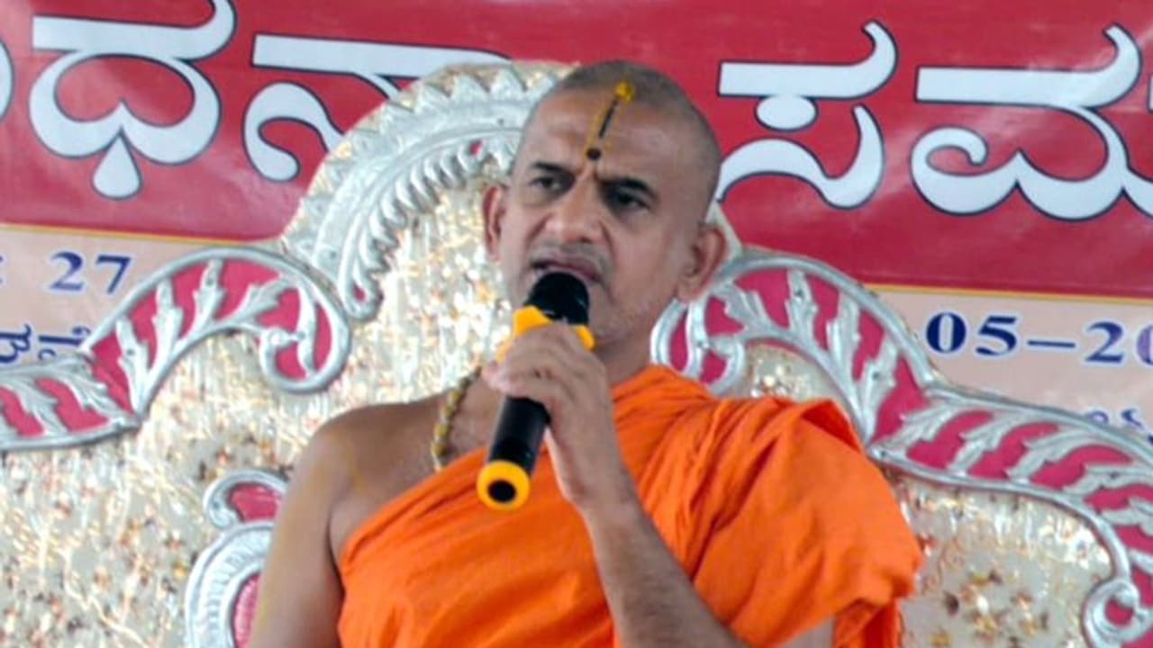 ಹಿಂದೂಗಳನ್ನು ಸರ್ಕಾರದ ಹಿಡಿತದಿಂದ ಮುಕ್ತಗೊಳಿಸಿ: ಸ್ವಾಮೀಜಿಗಳ ಒತ್ತಾಯ ಹಿಂದೂಗಳನ್ನು ಸರ್ಕಾರದ ಹಿಡಿತದಿಂದ ಮುಕ್ತಗೊಳಿಸಿ: ಸ್ವಾಮೀಜಿಗಳ ಒತ್ತಾಯ