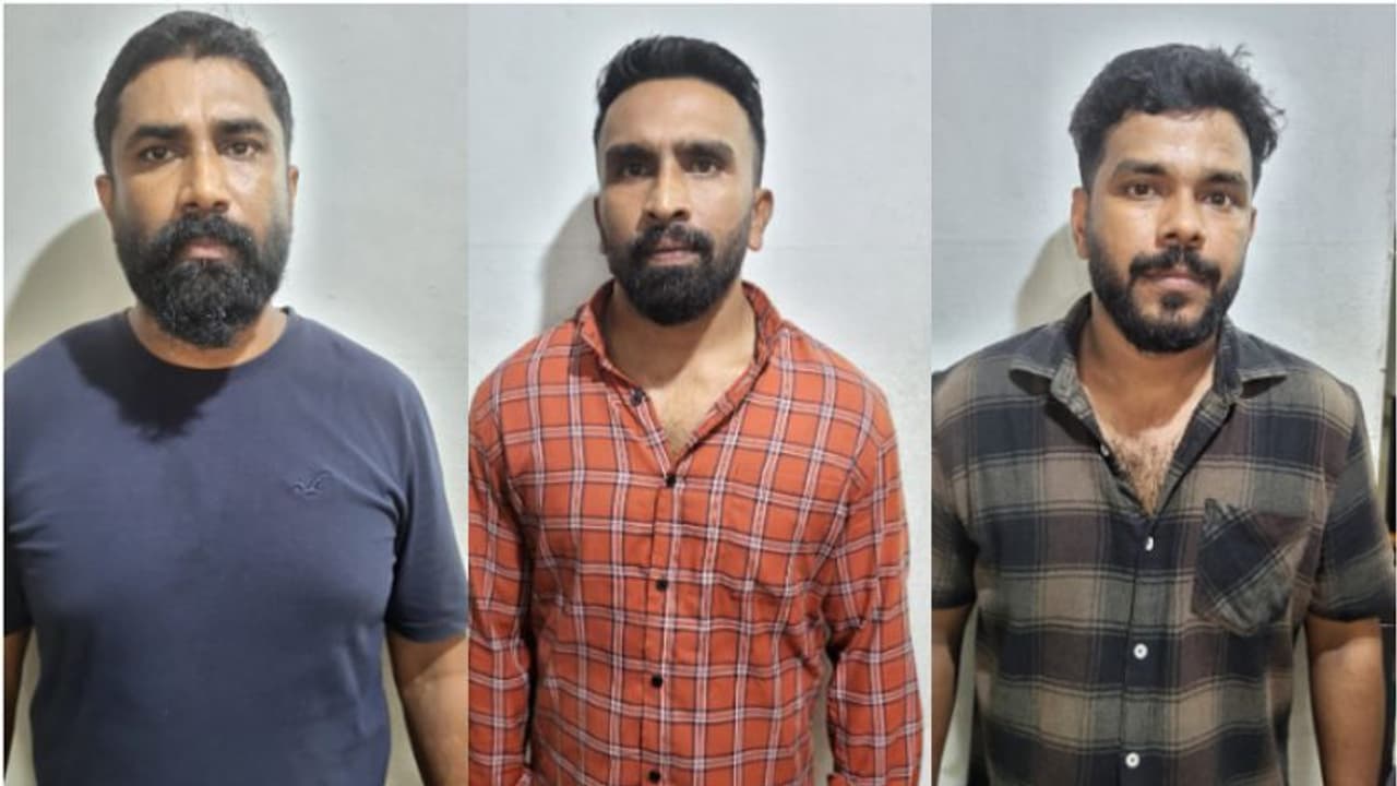 പലിശ മുടങ്ങിയതിന് കടം വാങ്ങിയ യുവാവിനെ കത്തികൊണ്ട് വരഞ്ഞ് ബൈക്ക് കവര്ന്നു; പ്രതികള് പിടിയില് പലിശ മുടങ്ങിയതിന് കടം വാങ്ങിയ യുവാവിനെ കത്തികൊണ്ട് വരഞ്ഞ് ബൈക്ക് കവര്ന്നു; പ്രതികള് പിടിയില്