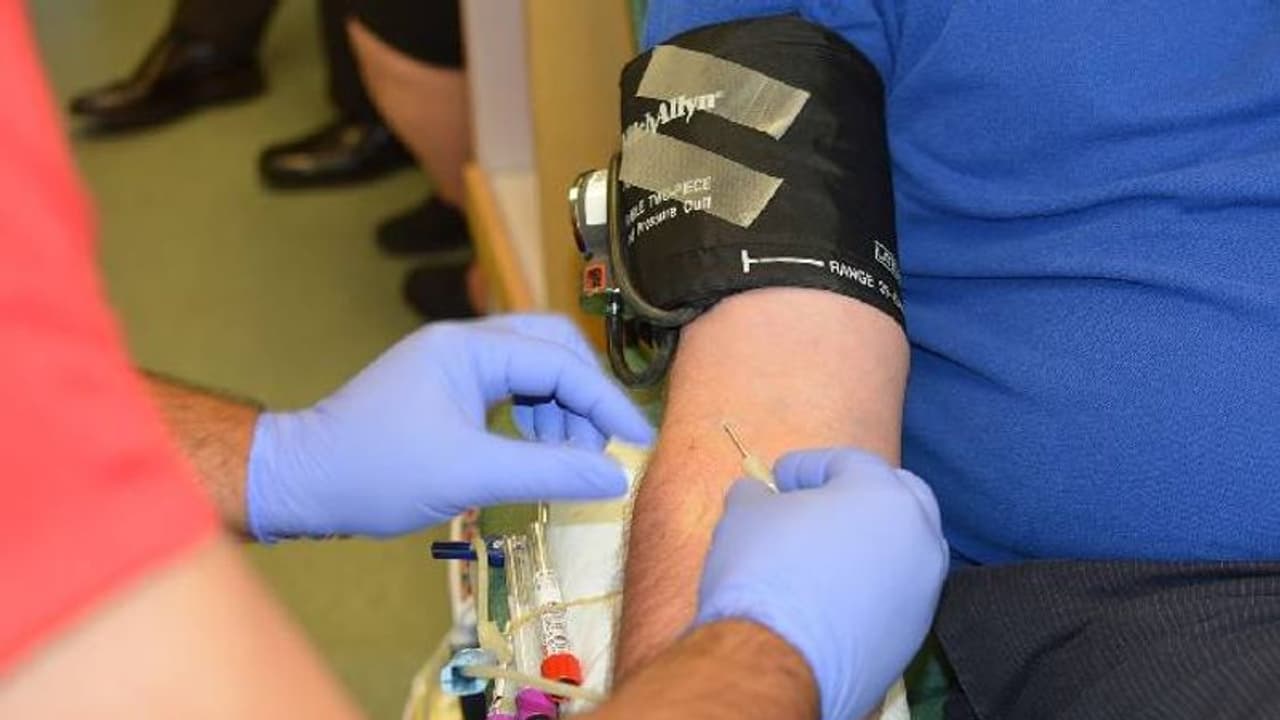 അപരിചിതയായ യുവതി ​ഗുരുതരാവസ്ഥയിൽ, വേണ്ടത് ബോംബെ രക്തം, 440 കിലോമീറ്റർ യാത്ര ചെയ്തെത്തി യുവാവ്