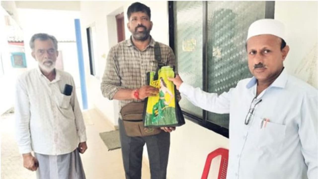 റോഡ് മുറിച്ചുകടക്കവെ 2.43 ലക്ഷം രൂപ വീണുകിട്ടി, ഉടമസ്ഥനെ തിരിച്ചേൽപ്പിച്ച് മദ്റസാ അധ്യാപകൻ റോഡ് മുറിച്ചുകടക്കവെ 2.43 ലക്ഷം രൂപ വീണുകിട്ടി, ഉടമസ്ഥനെ തിരിച്ചേൽപ്പിച്ച് മദ്റസാ അധ്യാപകൻ