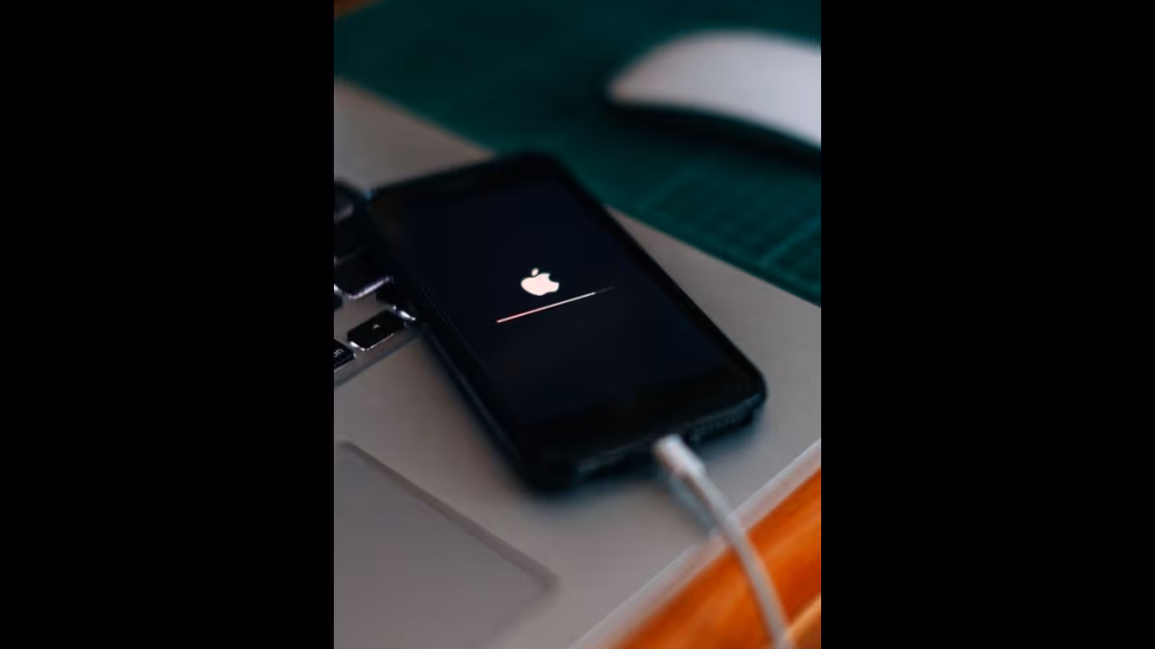 ഐഫോണുകള്‍ ഇനി കയ്യില്‍ 'മുറുകെ പിടിക്കണം'; അല്ലെങ്കില്‍ കീശ കാലിയാവും, റിപ്പയർ വാറണ്ടി നയത്തില്‍ മാറ്റം