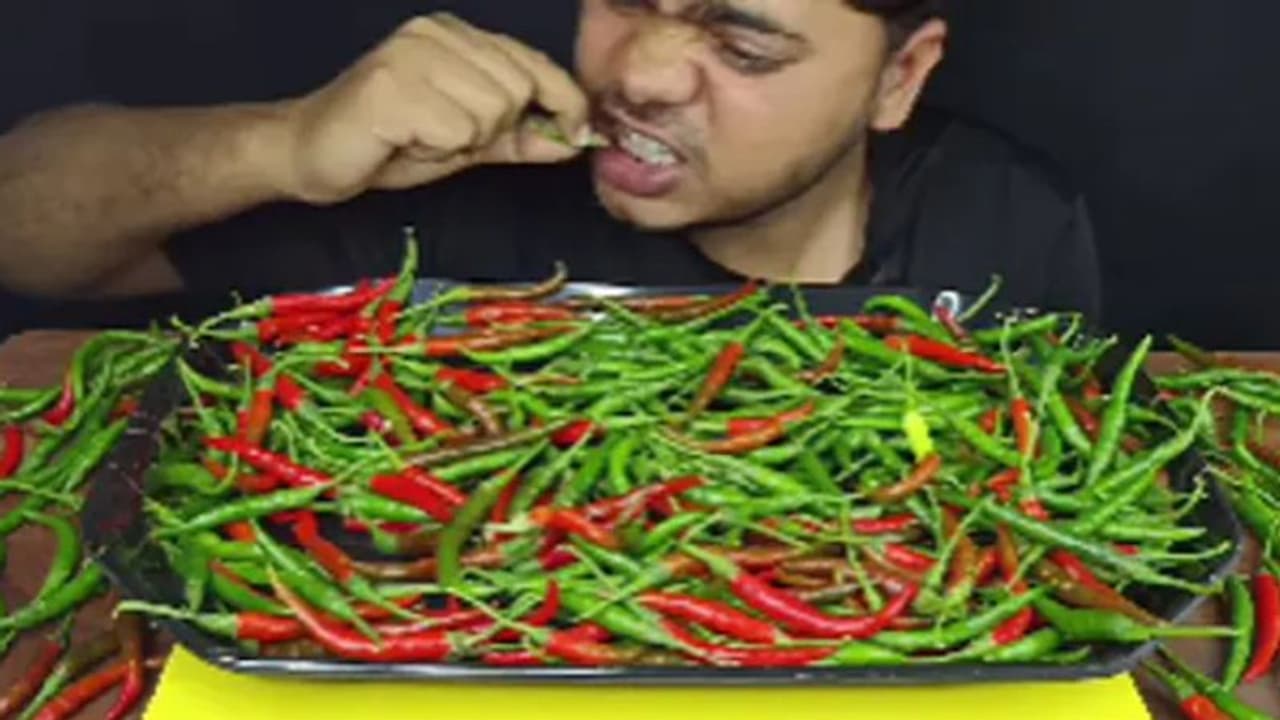 പ്ലേറ്റ് നിറയെ പച്ചമുളക് പച്ചയ്ക്ക് കഴിക്കുന്ന യുവാവ്; വൈറലായി വീഡിയോ പ്ലേറ്റ് നിറയെ പച്ചമുളക് പച്ചയ്ക്ക് കഴിക്കുന്ന യുവാവ്; വൈറലായി വീഡിയോ