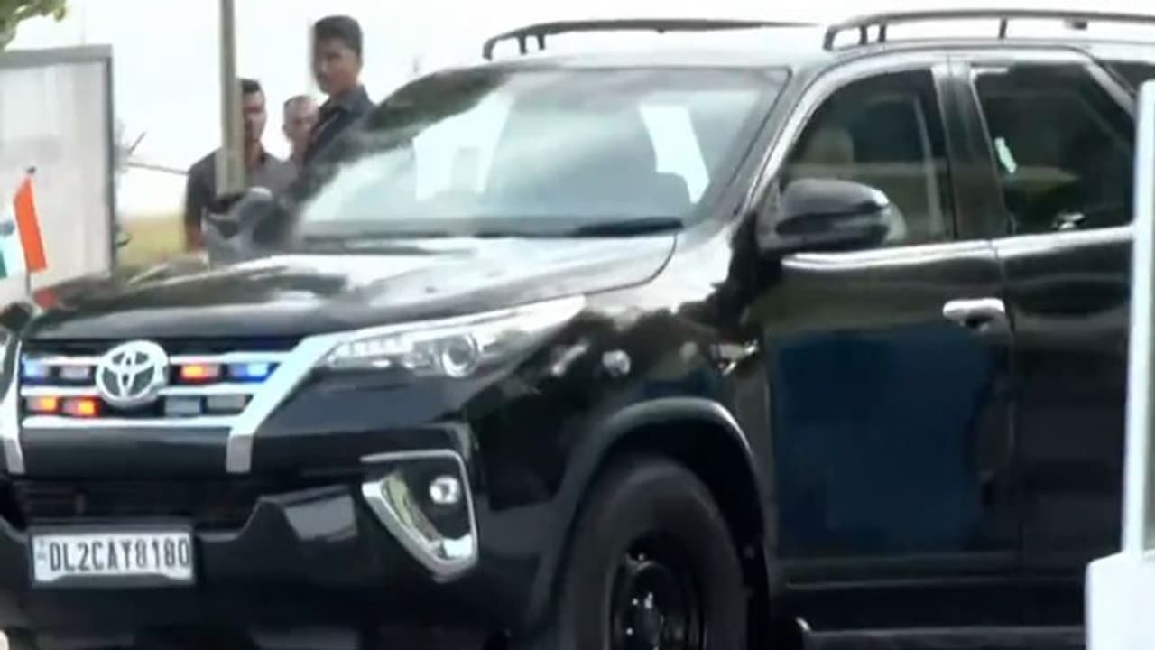 விவேகானந்தர் பாறையில் தியானம்: கன்னியாகுமரி வந்தடைந்த பிரதமர் மோடி! விவேகானந்தர் பாறையில் தியானம்: கன்னியாகுமரி வந்தடைந்த பிரதமர் மோடி!