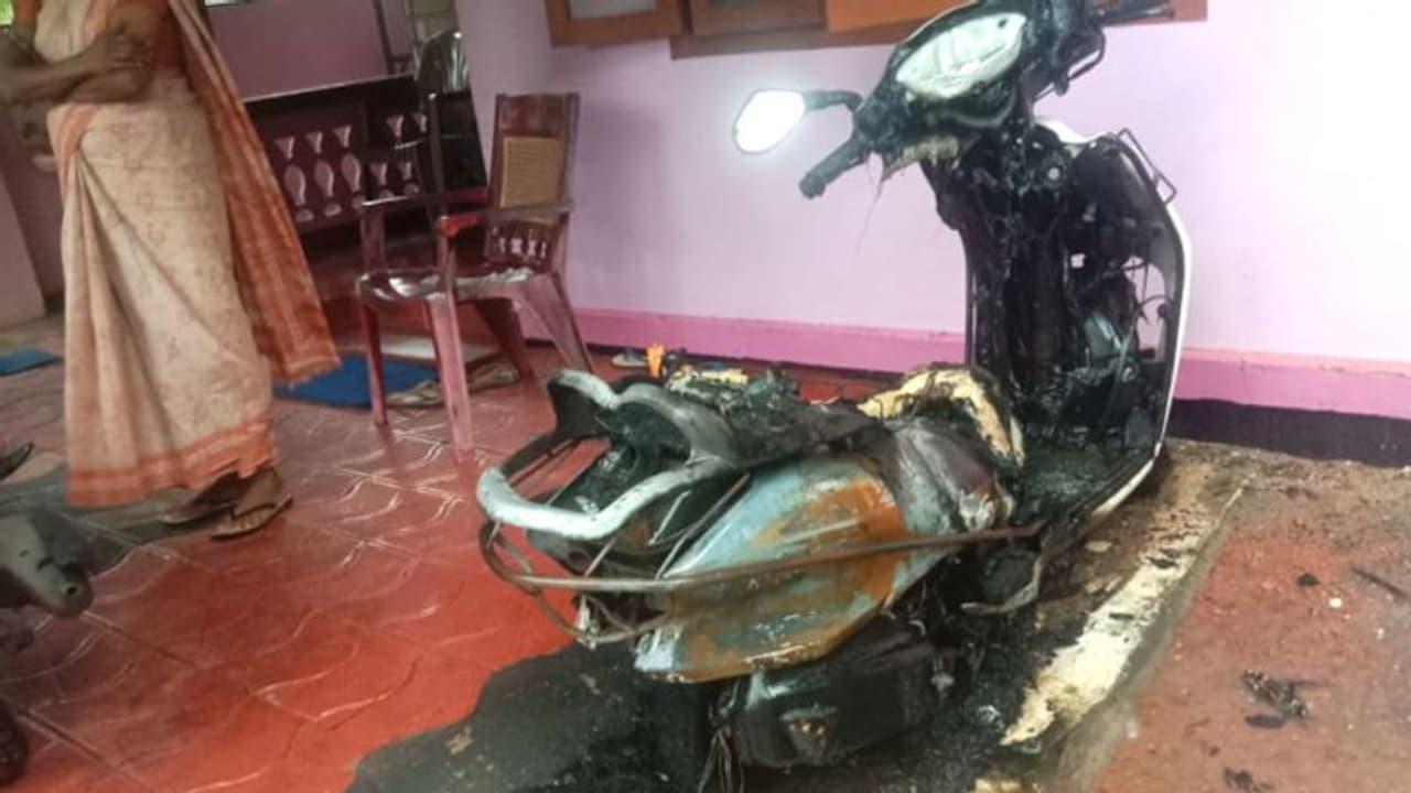 വീടിനോട് ചേര്‍ന്ന ഷെഡ്ഡിൽ നിര്‍ത്തിയ സ്കൂട്ടറുകൾ കത്തി നശിച്ചു