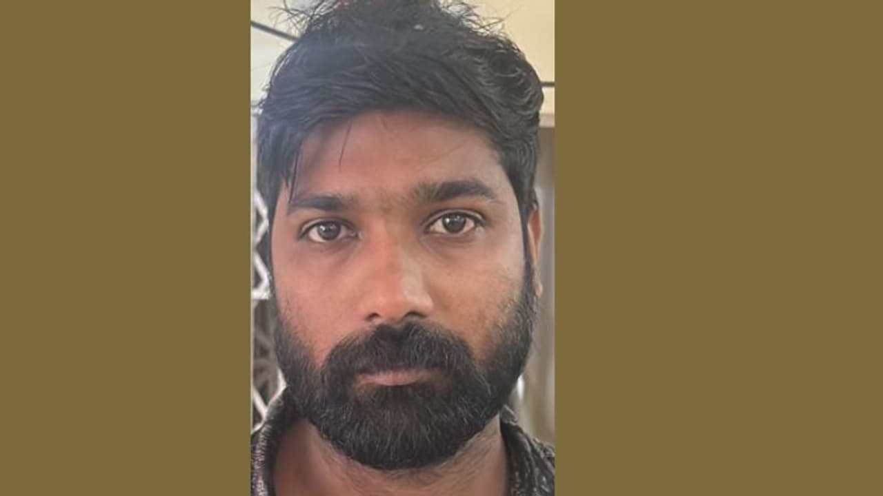 കടയിലേക്കെന്ന് പറഞ്ഞ് സ്കൂട്ടറിൽ കയറ്റിക്കൊണ്ടുപോയി എട്ട് വയസുകാരിക്ക് നേരെ ലൈംഗികാതിക്രമം; യുവാവ് അറസ്റ്റിൽ കടയിലേക്കെന്ന് പറഞ്ഞ് സ്കൂട്ടറിൽ കയറ്റിക്കൊണ്ടുപോയി എട്ട് വയസുകാരിക്ക് നേരെ ലൈംഗികാതിക്രമം; യുവാവ് അറസ്റ്റിൽ