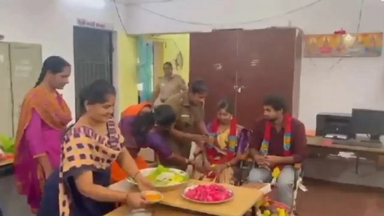 கைதிகளுக்கு கை காப்பு போட்ட காவல் நிலையத்தில் கர்ப்பிணிக்கு வளைகாப்பு! கைதிகளுக்கு கை காப்பு போட்ட காவல் நிலையத்தில் கர்ப்பிணிக்கு வளைகாப்பு!