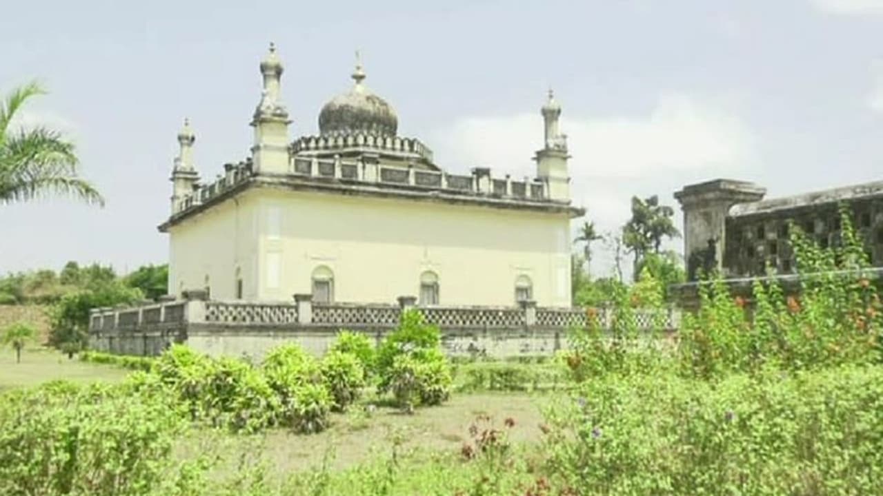 ಕೊಡಗಿನ ರಾಜರ ಗದ್ದುಗೆಗೆ ಇಲ್ಲ ರಕ್ಷಣೆ: ನಿರ್ವಹಣೆ ಇಲ್ಲದೆ ಸೊರಗುತ್ತಿವೆ ರಾಜರ ಸಮಾಧಿ, ಉದ್ಯಾನವನ