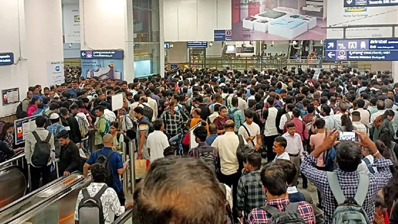 ನಮ್ಮ ಮೆಟ್ರೋ 12 ವರ್ಷದ ಬಳಿಕ ದಾಖಲೆಯ ರೈಡರ್ಶಿಪ್; ಒಂದೇ ದಿನ 8.26 ಲಕ್ಷ ಪ್ರಯಾಣಿಕರ ಸಂಚಾರ ನಮ್ಮ ಮೆಟ್ರೋ 12 ವರ್ಷದ ಬಳಿಕ ದಾಖಲೆಯ ರೈಡರ್ಶಿಪ್; ಒಂದೇ ದಿನ 8.26 ಲಕ್ಷ ಪ್ರಯಾಣಿಕರ ಸಂಚಾರ