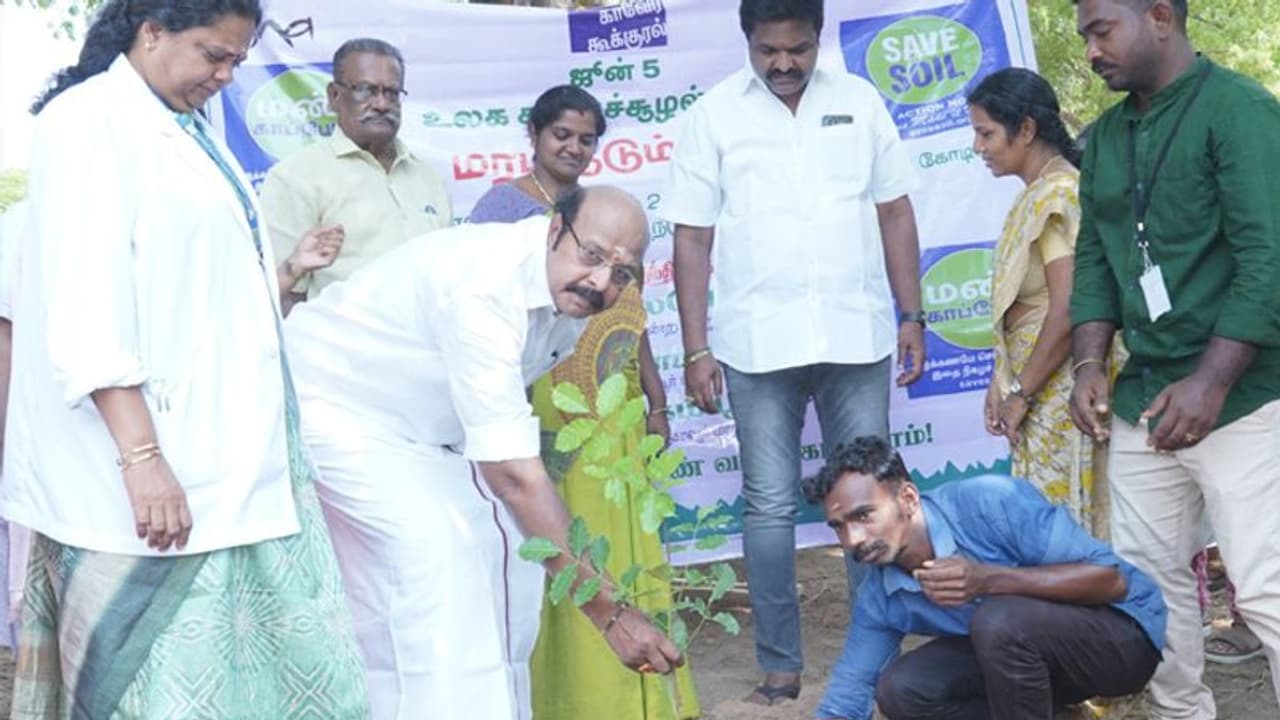 மனநல பாதிக்கப்பட்டவர்களால் பராமரிக்கப்படும் மரக்கன்றுகள்! காவேரி கூக்குரல் நிகழ்ச்சியில் மருத்துவர் நெகிழ்ச்சி மனநல பாதிக்கப்பட்டவர்களால் பராமரிக்கப்படும் மரக்கன்றுகள்! காவேரி கூக்குரல் நிகழ்ச்சியில் மருத்துவர் நெகிழ்ச்சி