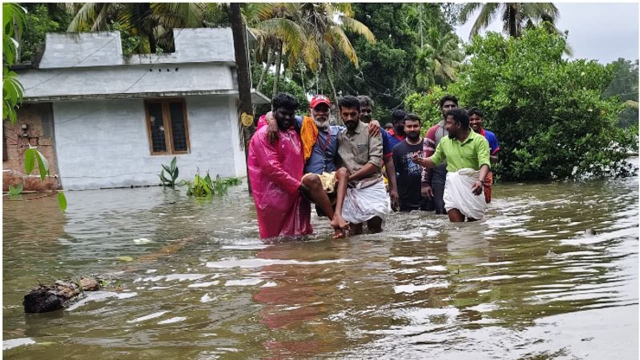 വെള്ളത്തിൽ മുങ്ങി വീടുകൾ; വയോധികരെ എംഎൽഎയുടെ നേതൃത്വത്തിൽ ചുമന്ന് സുരക്ഷിത സ്ഥലങ്ങളിലേക്ക് മാറ്റി വെള്ളത്തിൽ മുങ്ങി വീടുകൾ; വയോധികരെ എംഎൽഎയുടെ നേതൃത്വത്തിൽ ചുമന്ന് സുരക്ഷിത സ്ഥലങ്ങളിലേക്ക് മാറ്റി