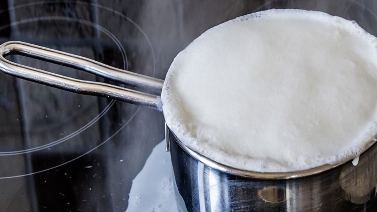 சென்னையில் அதிர்ச்சி சம்பவம்! கேலி செய்த இளைஞர்! கொதிக்கும் பாலை மேலே ஊற்றிய இளம்பெண்!