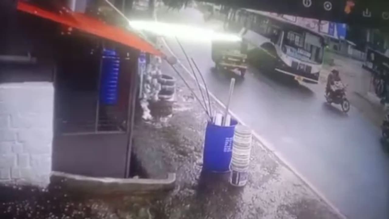 കെഎസ്ആർടിസി ബസ് ബൈക്കിന്റെ പിന്നിലിടിച്ചു; റോഡിലേക്ക് തെറിച്ചുവീണ വയോധികയ്ക്ക് ദാരുണാന്ത്യം കെഎസ്ആർടിസി ബസ് ബൈക്കിന്റെ പിന്നിലിടിച്ചു; റോഡിലേക്ക് തെറിച്ചുവീണ വയോധികയ്ക്ക് ദാരുണാന്ത്യം