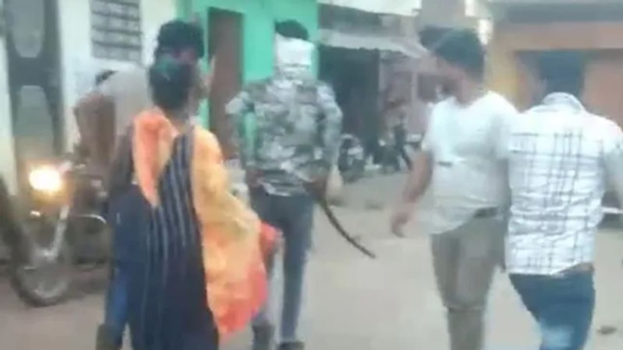 വിവാഹവീട്ടിൽ ഭീകരാന്തരീക്ഷം, വാളുമായെത്തിയ ​ഗുണ്ടകൾ വീട്ടുകാരെ ആക്രമിച്ച് വധുവിനെ കടത്താന്‍ ശ്രമിച്ചു