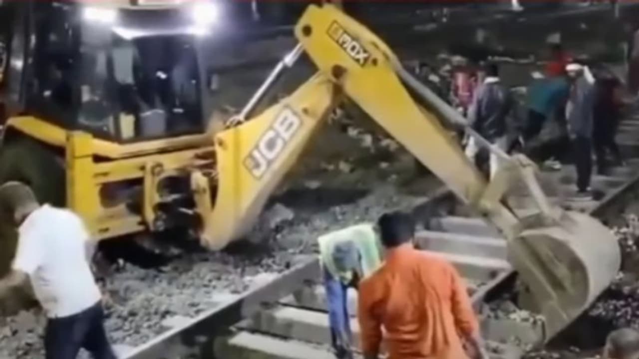 റദ്ദാക്കിയത് 930 ലോക്കൽ ട്രെയിനുകളും 76 ദീർഘദൂര ട്രെയിനുകളും; 63 മണിക്കൂർ മെഗാ ബ്ലോക്കിൽ വലഞ്ഞ് മുംബൈ റദ്ദാക്കിയത് 930 ലോക്കൽ ട്രെയിനുകളും 76 ദീർഘദൂര ട്രെയിനുകളും; 63 മണിക്കൂർ മെഗാ ബ്ലോക്കിൽ വലഞ്ഞ് മുംബൈ