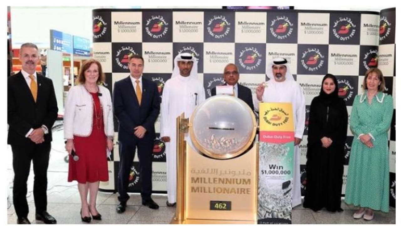 ഒറ്റരാത്രിയില് കോടീശ്വരന്; അപ്രതീക്ഷിത സമ്മാനം തേടിയെത്തി, ഗള്ഫില് ഇന്ത്യക്കാരന് ലഭിച്ചത് വമ്പന് തുക ഒറ്റരാത്രിയില് കോടീശ്വരന്; അപ്രതീക്ഷിത സമ്മാനം തേടിയെത്തി, ഗള്ഫില് ഇന്ത്യക്കാരന് ലഭിച്ചത് വമ്പന് തുക