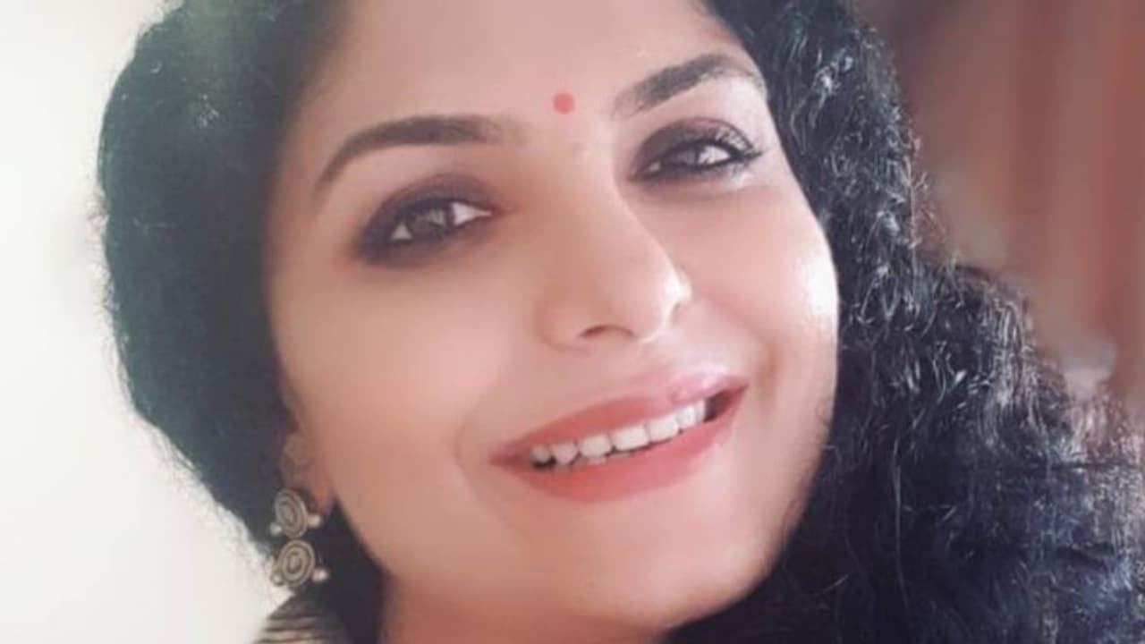 'ഒപ്പം നിന്നവര്ക്ക് നന്ദി', വ്യാജ വാര്ത്തയില് പ്രതികരിച്ച് നടി ആശാ ശരത് 'ഒപ്പം നിന്നവര്ക്ക് നന്ദി', വ്യാജ വാര്ത്തയില് പ്രതികരിച്ച് നടി ആശാ ശരത്