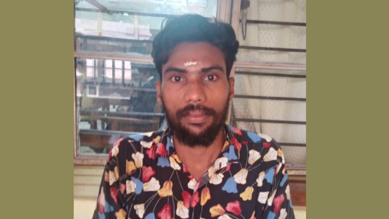 സ്കൂൾ പരിസരത്ത് കറങ്ങിനടന്ന് എട്ടാം ക്ലാസുകാരിയെ വശീകരിച്ച് ലൈംഗിക പീഡനം; യുവാവിന് 33 വര്ഷം കഠിനതടവ് സ്കൂൾ പരിസരത്ത് കറങ്ങിനടന്ന് എട്ടാം ക്ലാസുകാരിയെ വശീകരിച്ച് ലൈംഗിക പീഡനം; യുവാവിന് 33 വര്ഷം കഠിനതടവ്