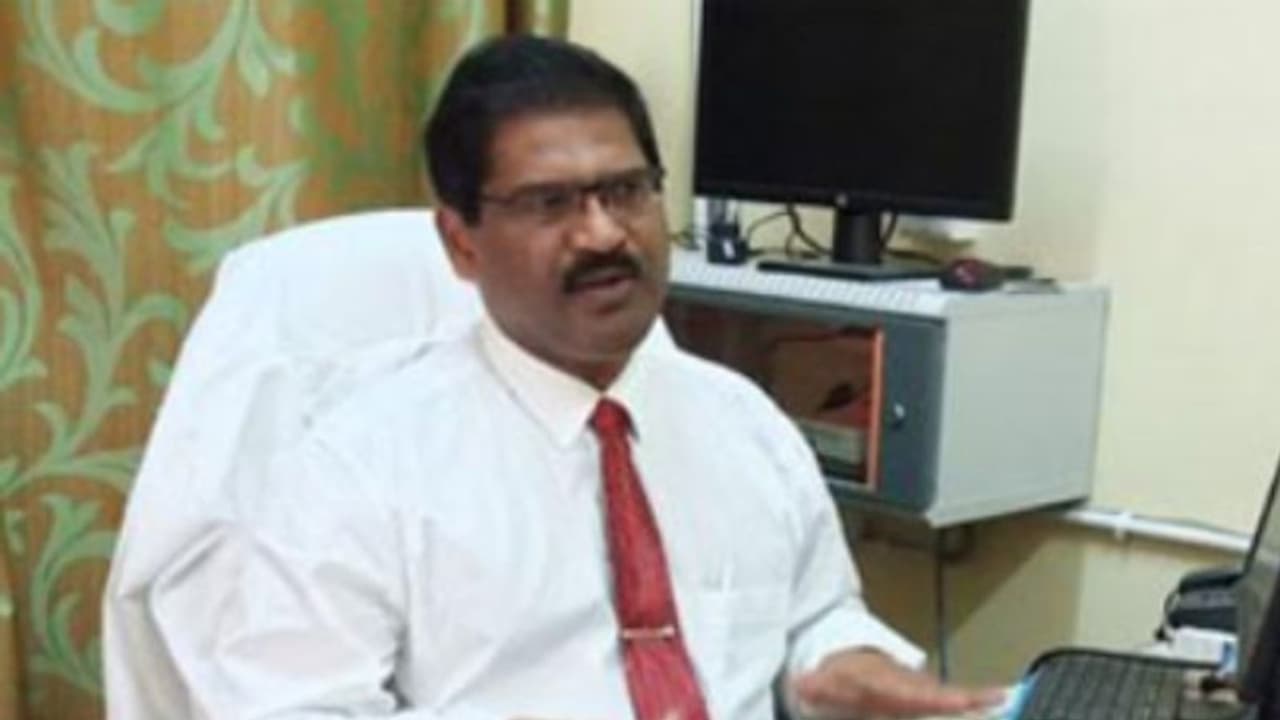 'പീഡിപ്പിക്കാന് ശ്രമം': ഡോക്ടര്ക്കെതിരെ പരാതിയുമായി വനിതാ ഡോക്ടര് 'പീഡിപ്പിക്കാന് ശ്രമം': ഡോക്ടര്ക്കെതിരെ പരാതിയുമായി വനിതാ ഡോക്ടര്