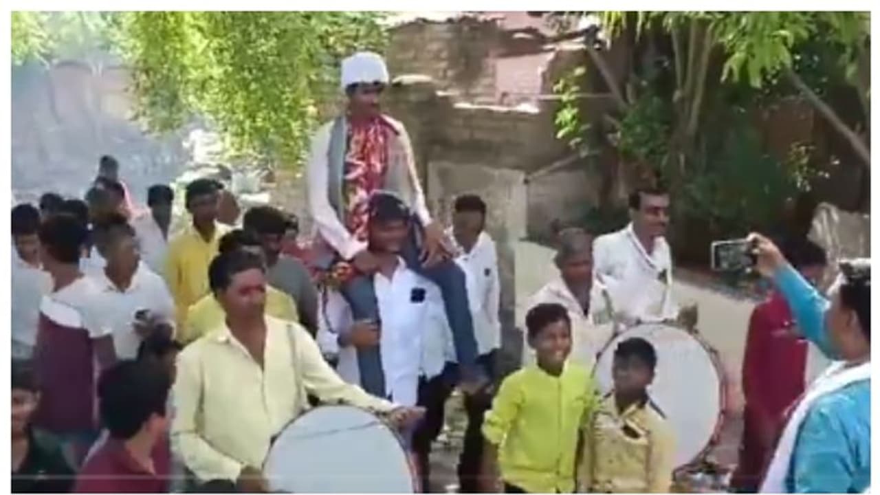 തുടർച്ചയായ പത്ത് പരാജയങ്ങള്‍, പതിനൊന്നാം ശ്രമത്തില്‍ പത്താം ക്ലാസ് വിജയം; ആഘോഷമാക്കി നാട്ടുകാരും 