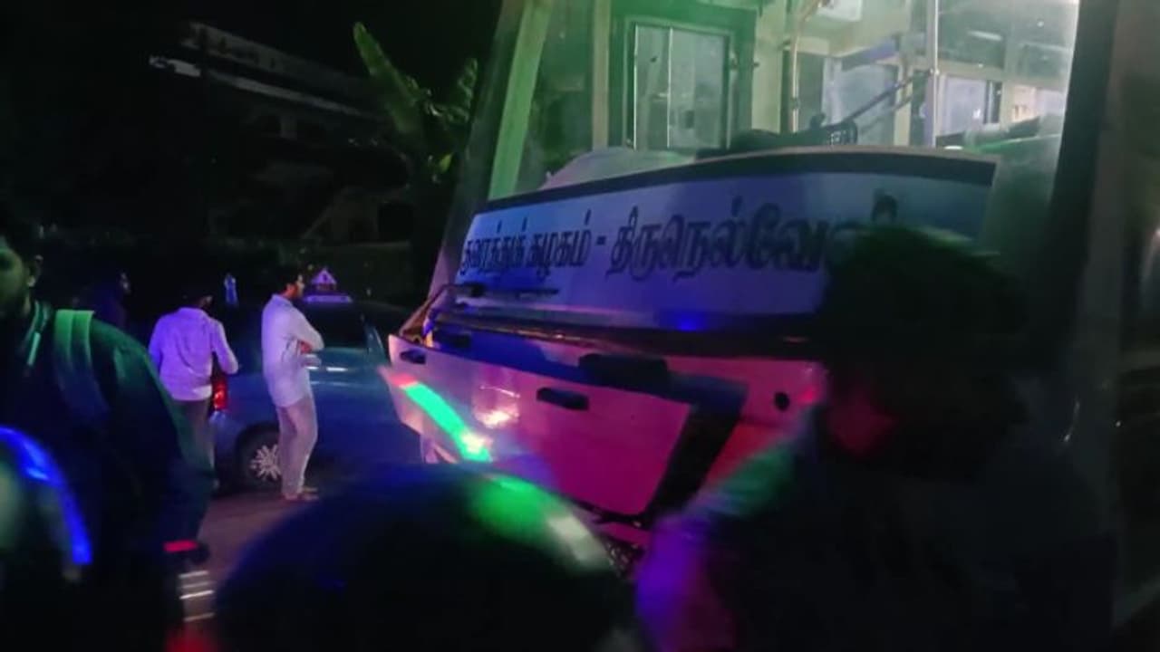 തമിഴ്നാട് ട്രാൻസ്പോർട്ട് ബസിന് മുന്നിലേക്ക് ബൈക്ക് പാഞ്ഞ് കയറി, യുവാക്കൾ തെറിച്ച് വീണു; അത്ഭുതകരമായ രക്ഷപ്പെടൽ