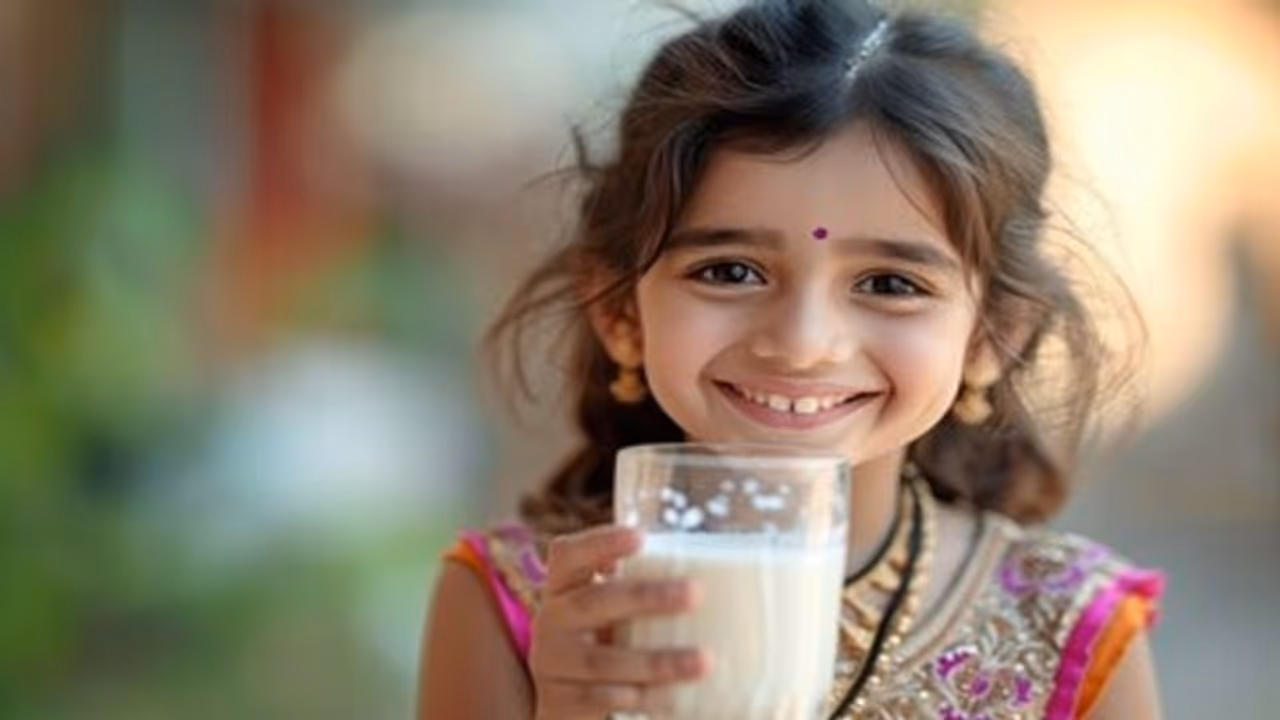 World Milk Day 2024: पीने के अलावा इन 5 कार्यो के लिए भी बहुत उपयोगी होता है दूध  देखें  जानें और समझें