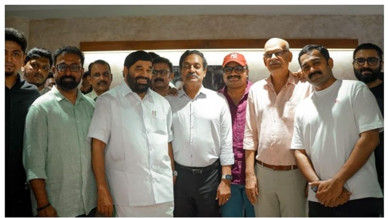 വന് വിജയമായി തലവന്; വിജയാഘോഷത്തില് പങ്കുചേര്ന്ന് മന്ത്രി വിഎന് വാസവനും വന് വിജയമായി തലവന്; വിജയാഘോഷത്തില് പങ്കുചേര്ന്ന് മന്ത്രി വിഎന് വാസവനും