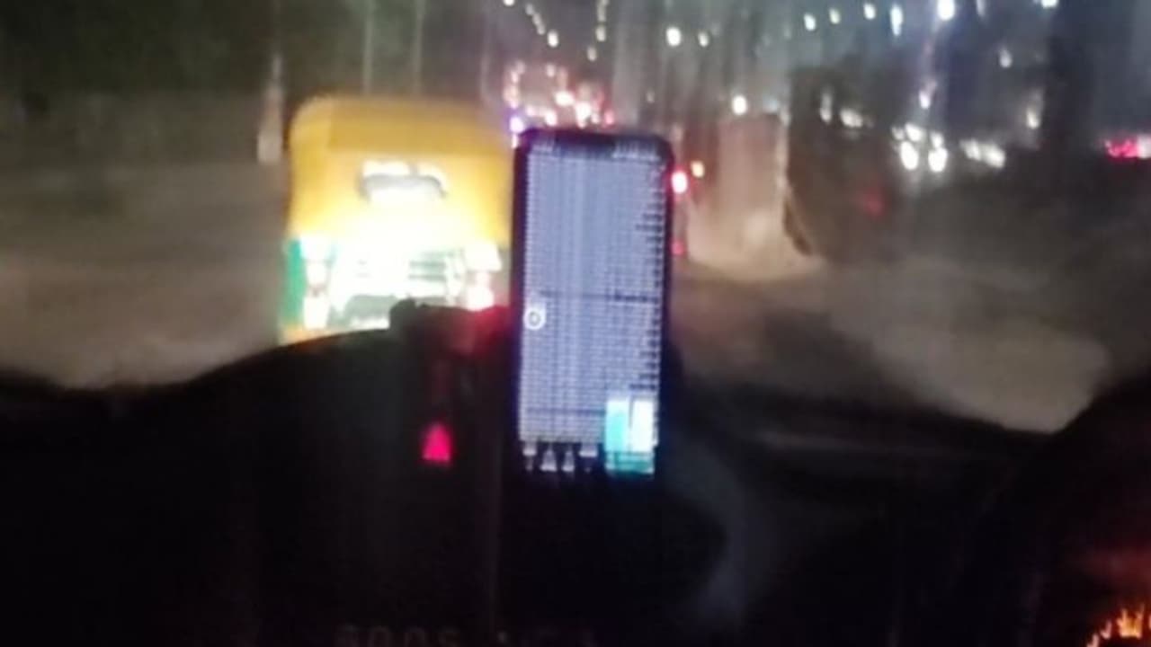 Ola driver's Server Log check while driving goes viral, epitomizing Bengaluru's unique culture [watch]
