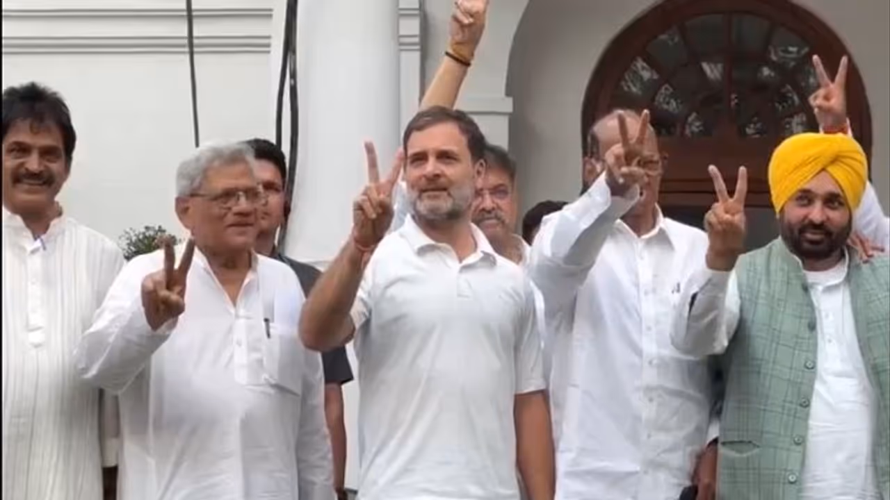 Lok Sabha elections 2024: INDIA bloc unites in strategy session before counting day (WATCH) Lok Sabha elections 2024: INDIA bloc unites in strategy session before counting day (WATCH)