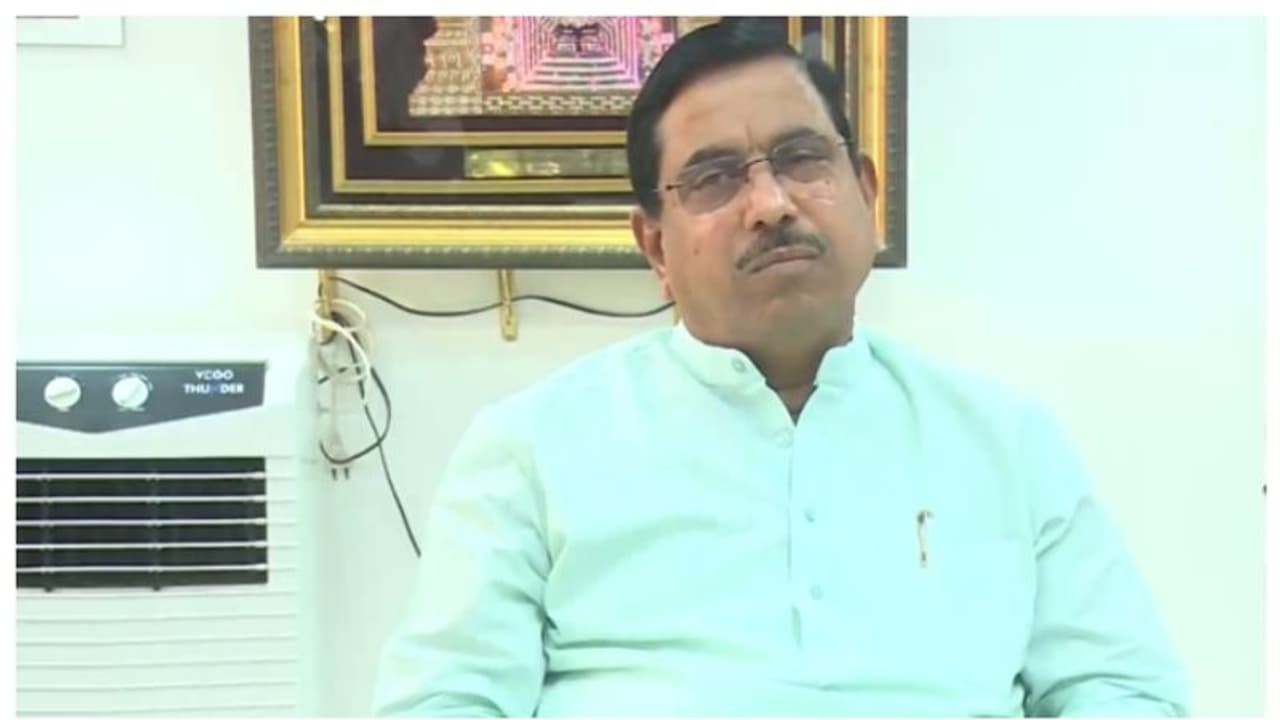 ಕೋವಿಡ್ ವರದಿ ಬಗ್ಗೆ ವಿವಾದಾತ್ಮಕ ಹೇಳಿಕೆ; ನ್ಯಾಯಮೂರ್ತಿಗಳಿಗೆ ಕ್ಷಮೆ ಕೋರಿದ ಸಚಿವ ಪ್ರಹ್ಲಾದ್ ಜೋಶಿ! ಕೋವಿಡ್ ವರದಿ ಬಗ್ಗೆ ವಿವಾದಾತ್ಮಕ ಹೇಳಿಕೆ; ನ್ಯಾಯಮೂರ್ತಿಗಳಿಗೆ ಕ್ಷಮೆ ಕೋರಿದ ಸಚಿವ ಪ್ರಹ್ಲಾದ್ ಜೋಶಿ!