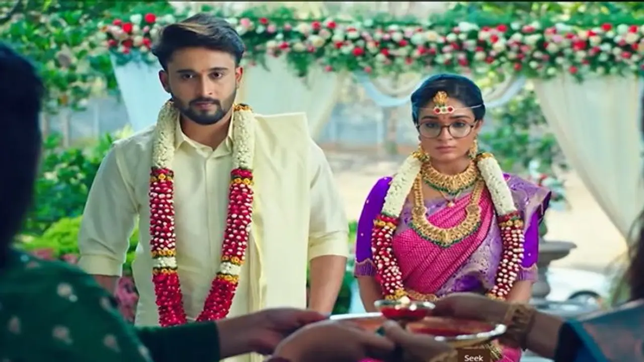 ಟಿಆರ್ಪಿಗಾಗಿ ದಿನದಿಂದ ದಿನಕ್ಕೆ ಕುರೂಪಿ ಆಗ್ತಿದ್ದಾಳ ಬ್ರಹ್ಮಗಂಟು ದೀಪ! ಅವ್ಳು ಸುರ ಸುಂದರಿಯಾಗಿ ಬದಲಾಗೋ ದಿನ ಬರುತ್ತಾ? ಟಿಆರ್ಪಿಗಾಗಿ ದಿನದಿಂದ ದಿನಕ್ಕೆ ಕುರೂಪಿ ಆಗ್ತಿದ್ದಾಳ ಬ್ರಹ್ಮಗಂಟು ದೀಪ! ಅವ್ಳು ಸುರ ಸುಂದರಿಯಾಗಿ ಬದಲಾಗೋ ದಿನ ಬರುತ್ತಾ?