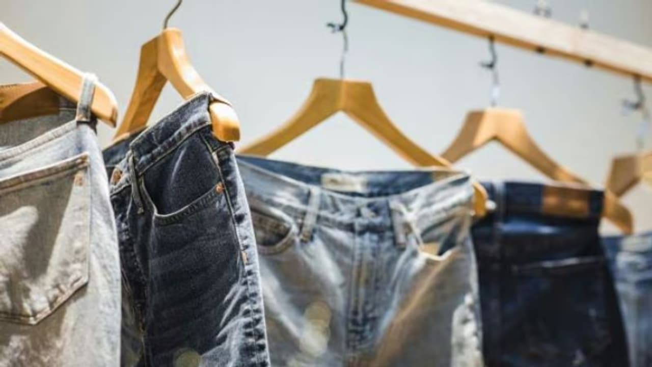 നിങ്ങള് ജീൻസ് കഴുകാറുണ്ടോ? എത്ര തവണ കഴുകണം? സ്റ്റൈലിസ്റ്റുകൾ പറയുന്നത് ഇങ്ങനെ നിങ്ങള് ജീൻസ് കഴുകാറുണ്ടോ? എത്ര തവണ കഴുകണം? സ്റ്റൈലിസ്റ്റുകൾ പറയുന്നത് ഇങ്ങനെ