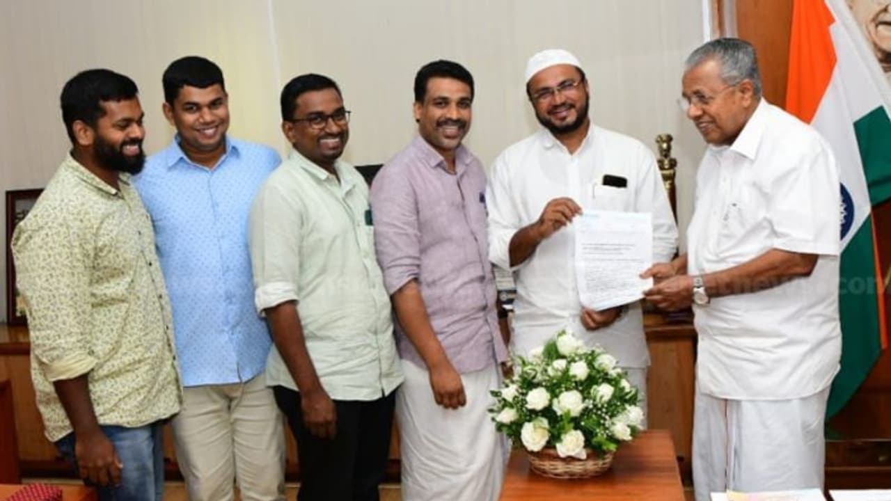 പ്ലസ്ടു പ്രതിസന്ധി: എസ്കെഎസ്എസ്എഫ് മുഖ്യമന്ത്രിയെ കണ്ടു; പരിശോധിച്ച് പരിഹരിക്കുമെന്ന് ഉറപ്പ് പ്ലസ്ടു പ്രതിസന്ധി: എസ്കെഎസ്എസ്എഫ് മുഖ്യമന്ത്രിയെ കണ്ടു; പരിശോധിച്ച് പരിഹരിക്കുമെന്ന് ഉറപ്പ്