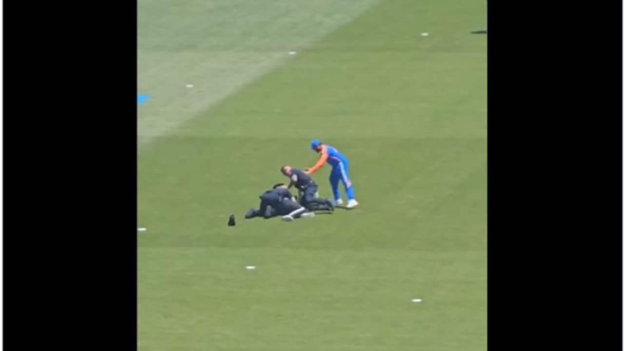 മൈതാനത്തിറങ്ങിയ ആരാധകനെ ഒന്നും ചെയ്യല്ലേ എന്ന് രോഹിത് ശര്മ്മ അമേരിക്കന് പൊലീസിനോട്; വീഡിയോ വൈറല് മൈതാനത്തിറങ്ങിയ ആരാധകനെ ഒന്നും ചെയ്യല്ലേ എന്ന് രോഹിത് ശര്മ്മ അമേരിക്കന് പൊലീസിനോട്; വീഡിയോ വൈറല്