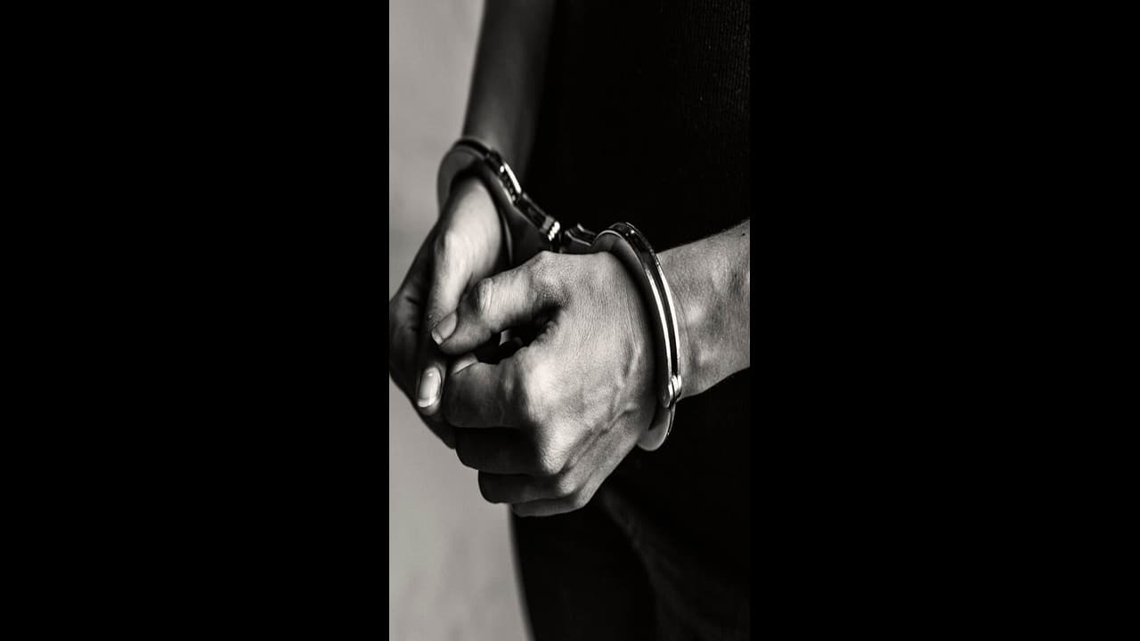 കനൗജിൽ പീഡനത്തിനിരയായെന്ന് ആരോപിച്ച് ആത്മഹത്യയ്ക്ക് ശ്രമിച്ച് 20 വയസുകാരി, അയൽവാസി അറസ്റ്റിൽ കനൗജിൽ പീഡനത്തിനിരയായെന്ന് ആരോപിച്ച് ആത്മഹത്യയ്ക്ക് ശ്രമിച്ച് 20 വയസുകാരി, അയൽവാസി അറസ്റ്റിൽ