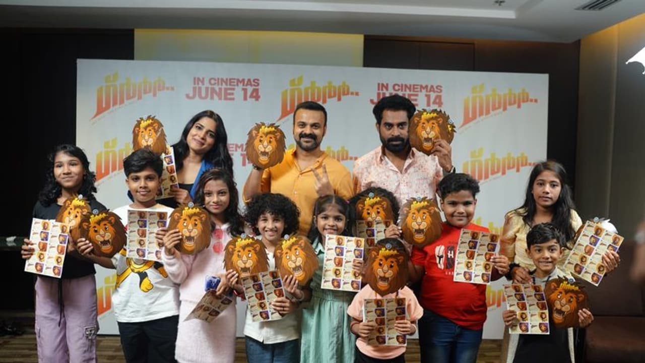  'ഗ്ർർർ' സ്പെഷ്യൽ മുഖംമൂടിയും നെയിംസ്ലിപ്പുകളും കുട്ടികൾക്ക് സമ്മാനിച്ച് ചാക്കോച്ചനും സുരാജും !